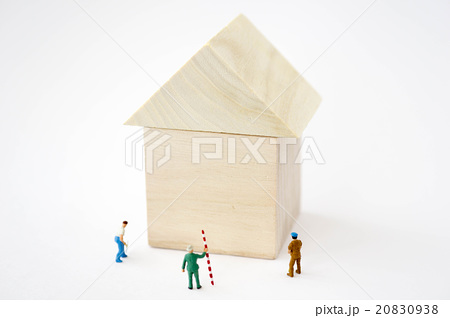 積み木の家と工事作業員