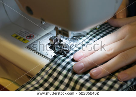 shutterstockで売れたミシンで布を縫う写真